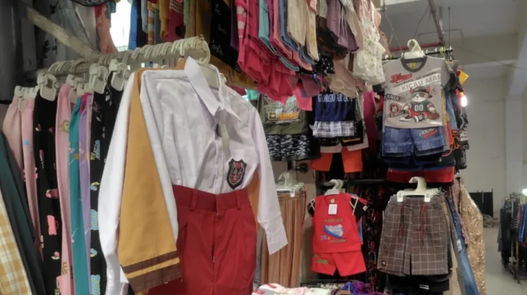 Jelang Tahun Ajaran Baru, Penjualan Seragam di Pasar Besar Ngawi Alami Penurunan