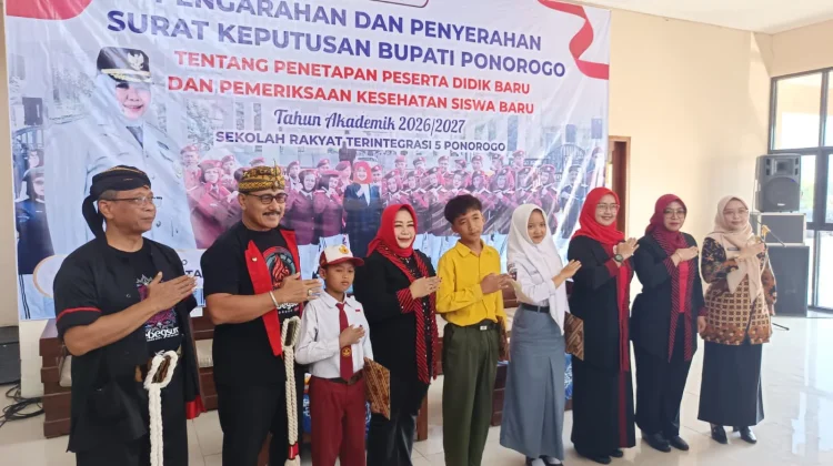 Plt Bupati Ponorogo Serahkan SK Penetapan Siswa baru Sekolah Rakyat