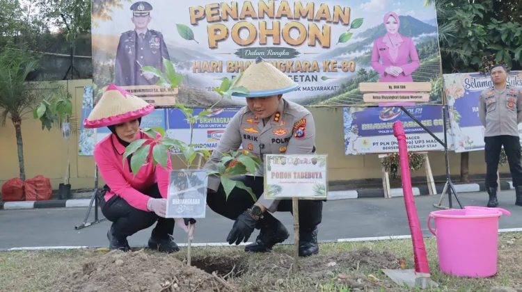 Masih Rangkaian Hari Bhayangkara ke-80, Polres Magetan Tanam 80 Pohon Tabebuya