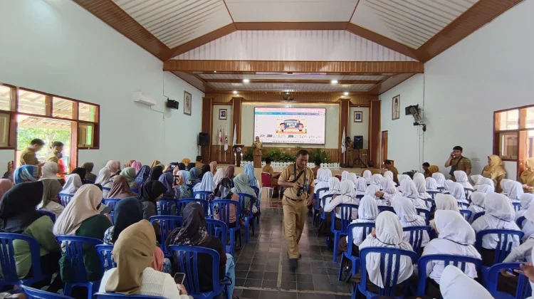 Hari Pertama Ajaran Baru, Bupati Magetan Apresiasi Ayah Antar Anak ke Sekolah