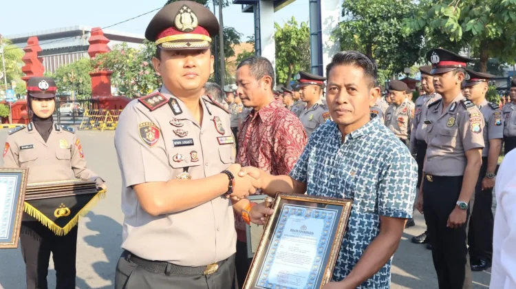 Kapolres Madiun Kota Beri Penghargaan pada 30 Personel dan Dua Warga