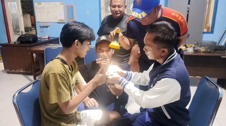 Siswa di Ponorogo Minta Bantuan Damkar Lepas Borgol di Tangan
