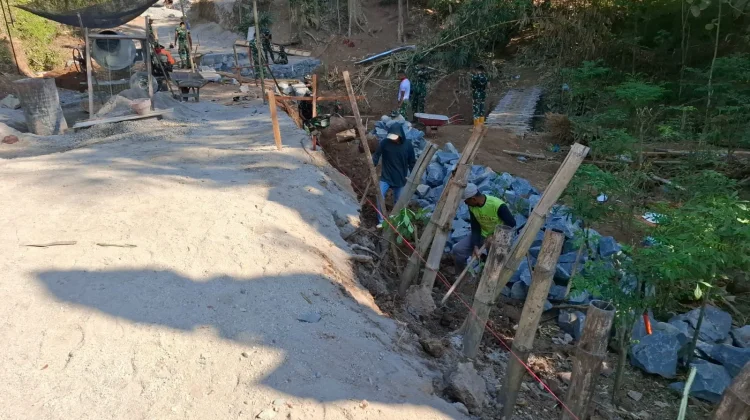 Warga dan TNI Gotong Royong Bangun Talud Jalan menuju Jembatan Bibis