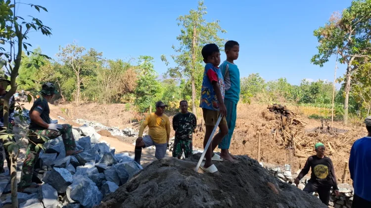 Anak-anak Sambut Antusias TMMD ke-129, Bermimpi Menjadi Prajurit TNI