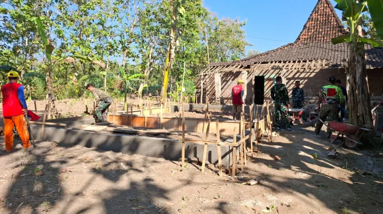 Buruh Tani di Bulu Lor Bersyukur Rumahnya Direhab Melalui Program TMMD
