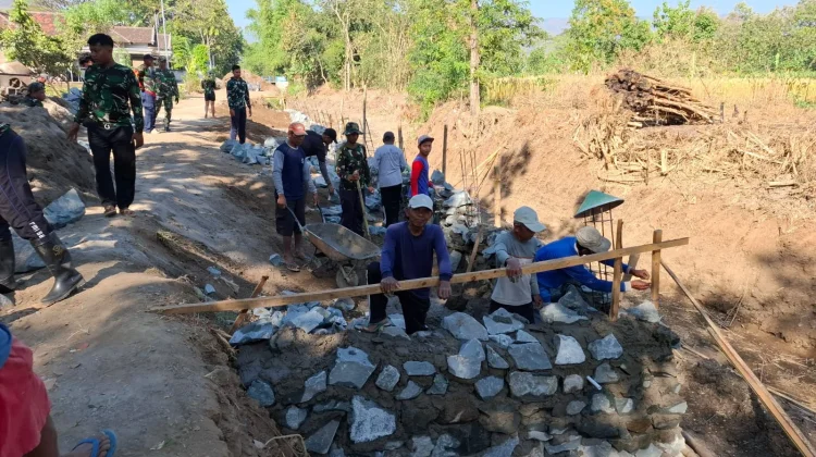 Berbekal Pengalaman 40 Tahun, Mbah Supar Ikut Bangun Talud TMMD di Dukuh Bulu