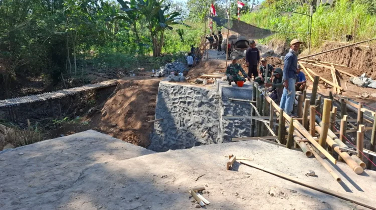 Jembatan yang Lama Dinantikan Warga Dukuh Bibis Mulai Dibangun Melalui TMMD