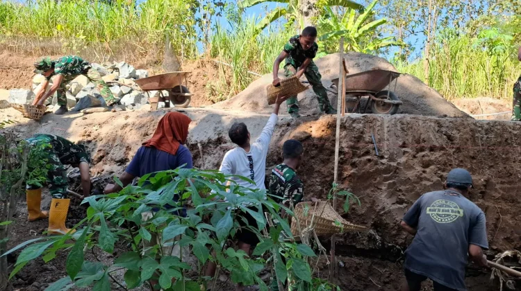 Warga dan TNI Percepat Galian Pondasi Talud dengan Sistem Santing-Santingan