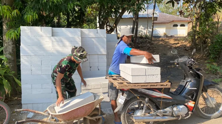 Rumah Orang Tua Direhab, Anak Rela Gunakan Motor Kesayangan untuk Angkut Material