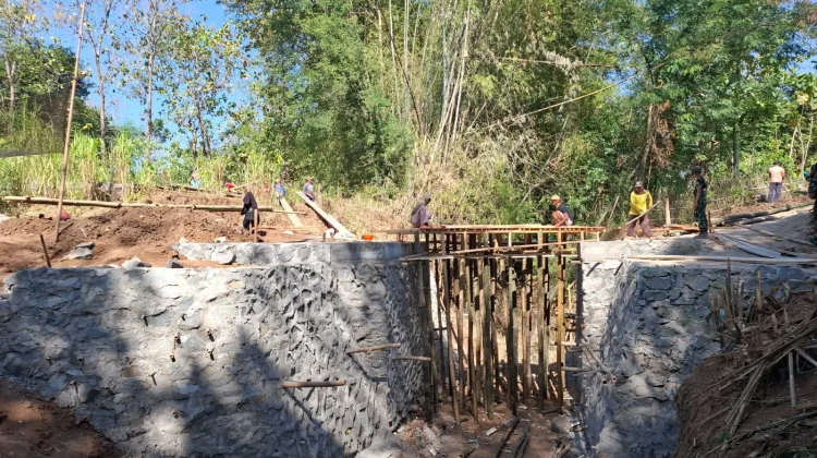 Warga Rela Tebang Rumpun Bambu Demi Kelancaran Pembangunan Jembatan Bibis