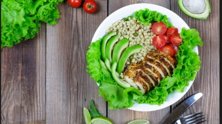 Trik Makan Malam Sehat yang Efektif Bantu Turunkan Berat Badan