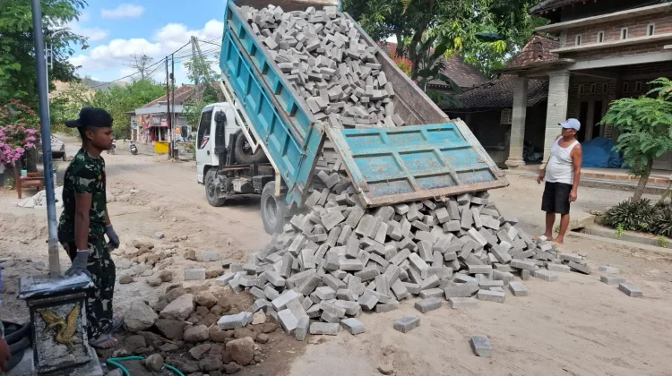 Paving Stone Teruji, Material Pengerasan Jalan TMMD ke-129 Dipastikan Berkualitas