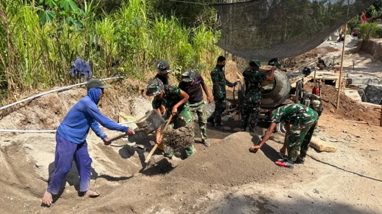 Bekas Galian Pondasi Talud Dimanfaatkan untuk Perataan Bahu Jalan