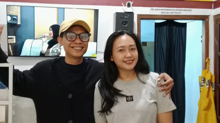 Memberanikan Diri Demi Keluarga: Kisah Rizky Membangun Seblak Rakun di Madiun