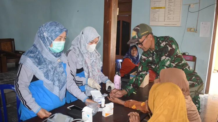 Puluhan Lansia Ikuti Penyuluhan Kesehatan dalam Program TMMD ke-129