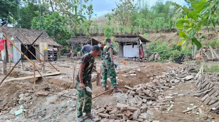 TMMD Kodim Ponorogo Bangun Rumah Warga Penyintas Stroke di Desa Bulu Lor