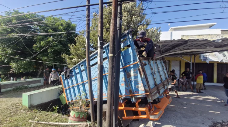 Laka Tunggal di Ponorogo, Truk tanpa Muatan Terjun ke Parit