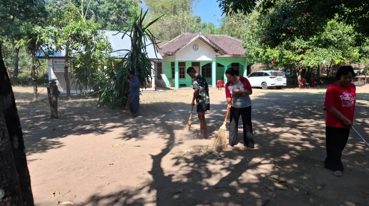 Satgas TMMD Bersama Umat Buddha Bersihkan Vihara Vimalakirti