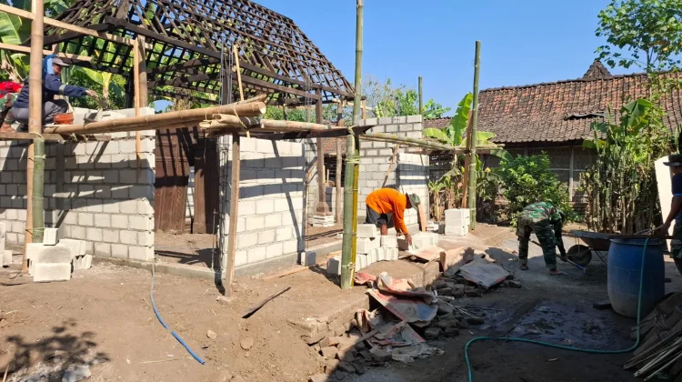 Tak Surutkan Semangat, Mbah Kateman Setia Gotong Royong Bersama Satgas TMMD