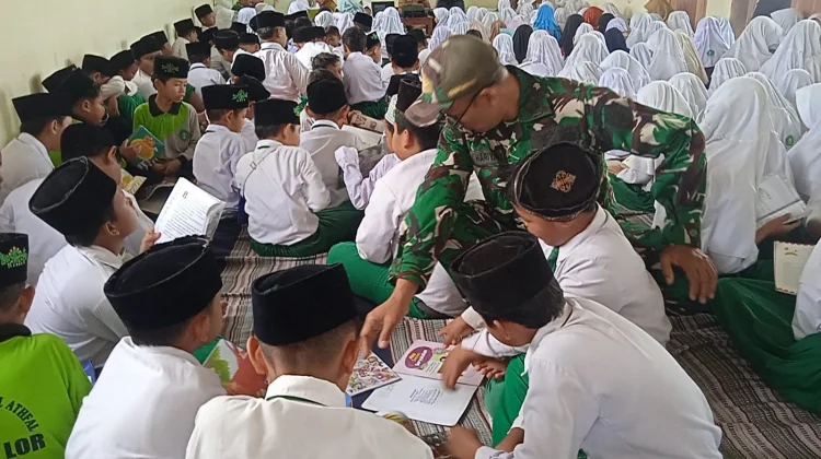 Perpustakaan Keliling TMMD ke-129 Diserbu Siswa