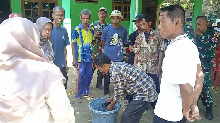 Petani Bulu Lor Antusias Ikuti Penyuluhan Pembuatan Jadam Sulfur