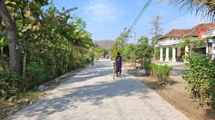 Pembangunan Jalan TMMD di Desa Bulu Lor Curi Perhatian Warga Desa Tetangga