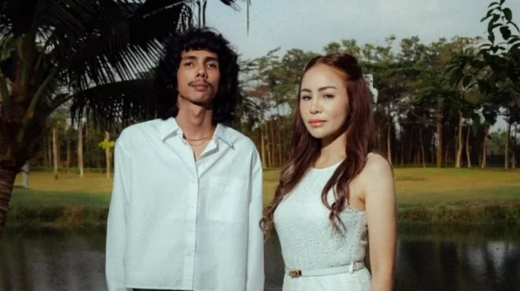 Lirik lagu Versi Baru eńau Menggandeng Momo  "Sudah Tahu Tuhan Kita Berbeda"