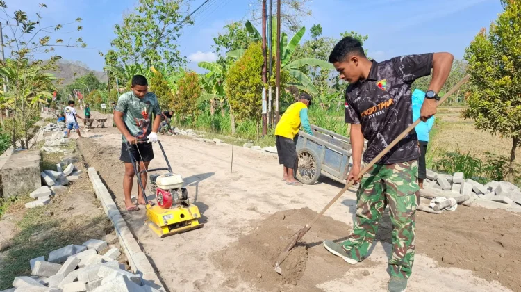Raungan Mesin Stamper Iringi Pembangunan Jalan Paving TMMD