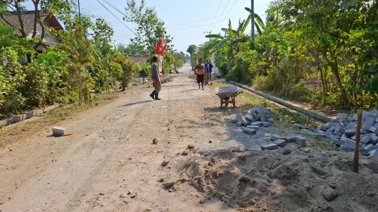 Wajah Jalan Poros Desa Bulu Lor Berubah Berkat TMMD ke-129