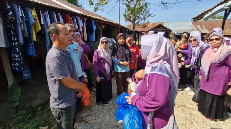 Belasan Emak-Emak di Ponorogo Salurkan Sembako ke Permukiman Terpencil
