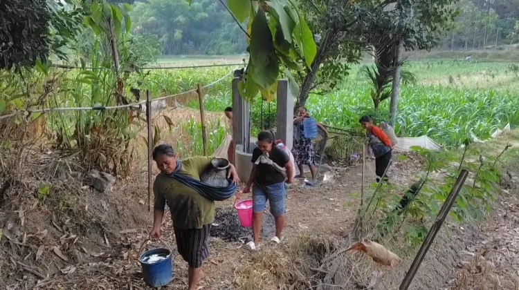 Kemarau, Warga Mengandalkan Satu Sumber Mata Air Tersisa untuk Kebutuhan
