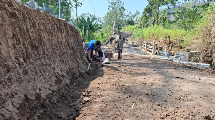 Permudah Akses Warga, TMMD Ke-129 Bangun Jembatan dan Talud Jalan