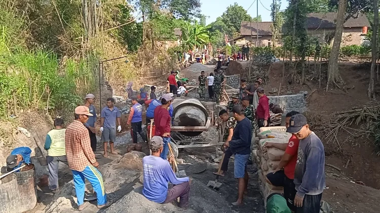 TMMD ke-129 Bangun Jembatan Penghubung Dua Dukuh di Bulu Lor