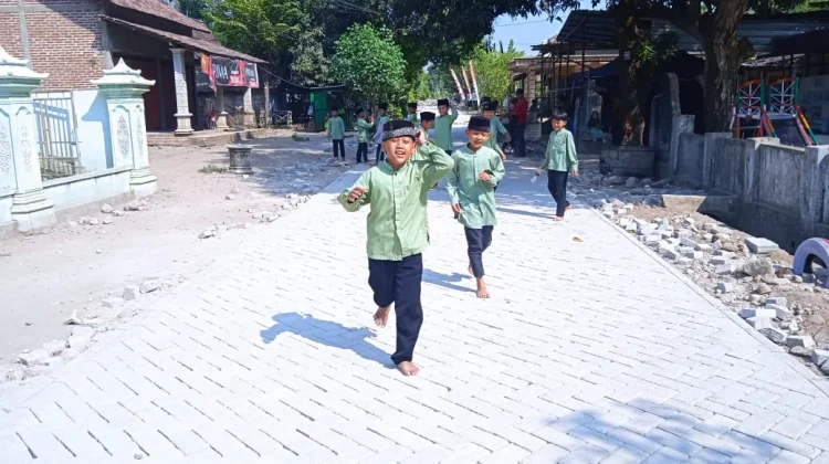 Jalan Paving TMMD ke-129 Belum Rampung sudah Dimanfaatkan Siswa MI Bulu Lor