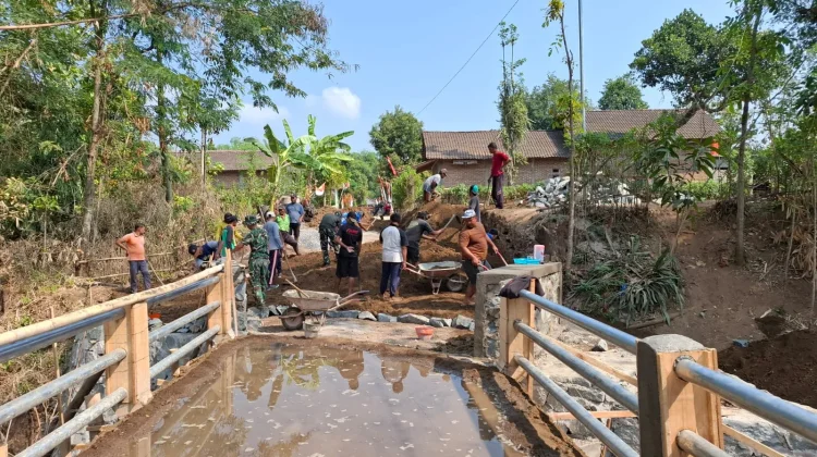 Kamituwo Bibis Pimpin Warga Gotong Royong Percepat Pembangunan Jembatan TMMD