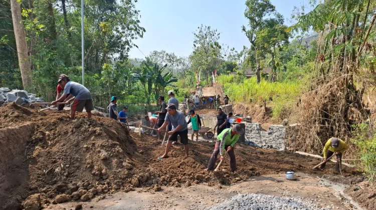 Gotong Royong Satgas TMMD dan Warga Percepat Pembangunan Infrastruktur