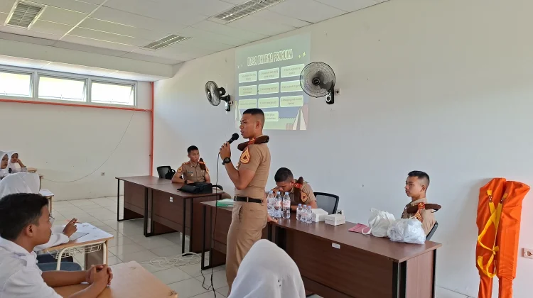 Tanamkan Disiplin, Taruna Akademi Militer Sambangi Siswa SRMA 46 Pacitan