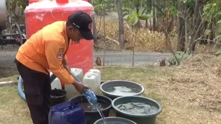 BPBD Ngawi Responsif Distribusikan Air Bersih Atasi Kekeringan di Ratusan KK