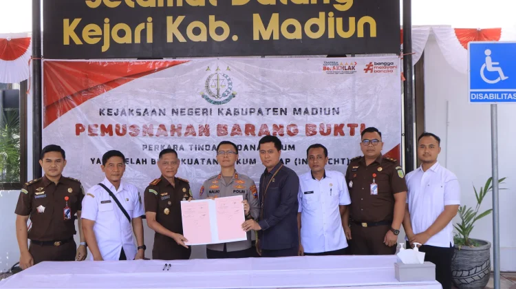 Kapolres Madiun dan Kajari Musnahkan Barang Bukti Perkara Pidana Umum