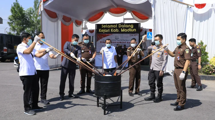 Kejari Kabupaten Madiun Musnahkan Barang Bukti 21 Perkara