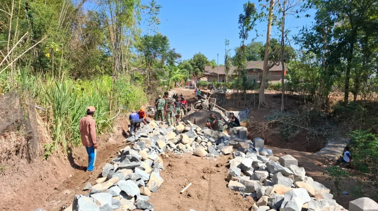 Talud Jalan Dikebut, Jembatan TMMD Ponorogo Masuki Tahap Akhir