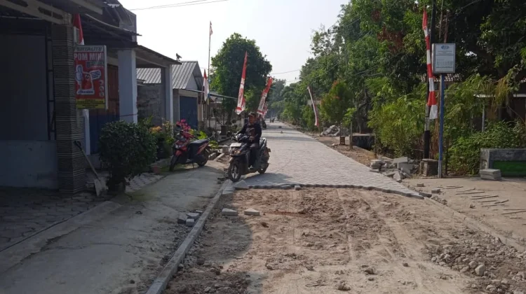 Paving Jalan TMMD Capai Depan Rumah Warga Bulu Lor