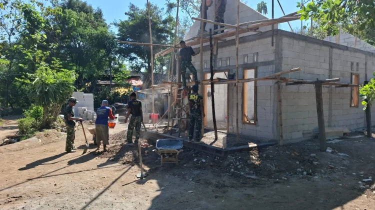 Satgas TMMD Pasang Gewel Penopang Atap Rumah Sasaran Rehab RTLH