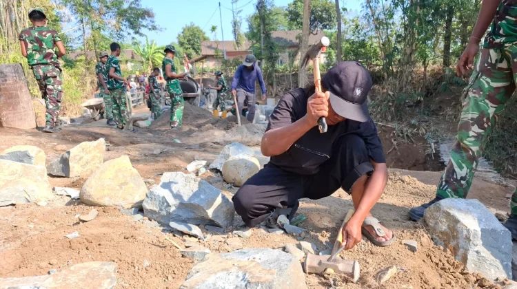 Sosrok Sederhana Bantu Rapikan Talud Jembatan Bibis Program TMMD