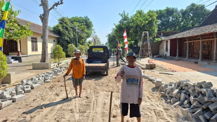 Tiga Kakek di Bulu Lor Turut Bantu Satgas TMMD Bangun Jalan