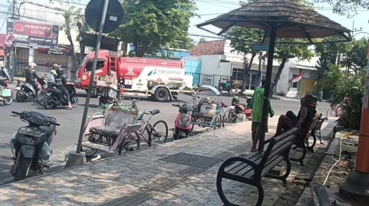 SABAR!! Abang Becak di Madiun Tetap Semangat Mengais Rezeki