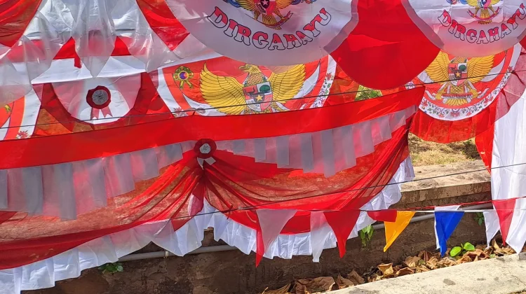 Penjual Pernak Pernik Kemerdekaan Eluhkan Sepinya Pembeli
