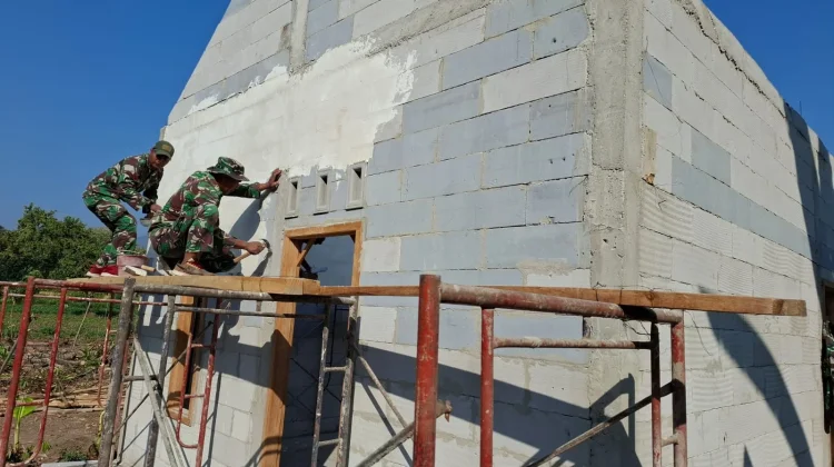 Kejar Target, Satgas TMMD dan Warga Kebut Rehab RTLH Milik Puguh