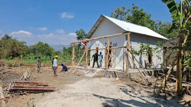 Rumah Puguh Hampir Rampung, Satgas TMMD dan Warga Fokus Selesaikan Teras