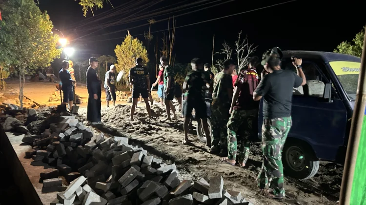Kamituwo Ngipik Turut Dorong Penyelesaian Pemasangan Paving Jalan TMMD ke-129